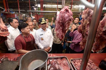 Tinjau Pasar Sei Sikambing Jelang Lebaran, Pj Gubernur Sumut: Masyarakat Jangan Panik dan Tetap Belanja dengan Bijak